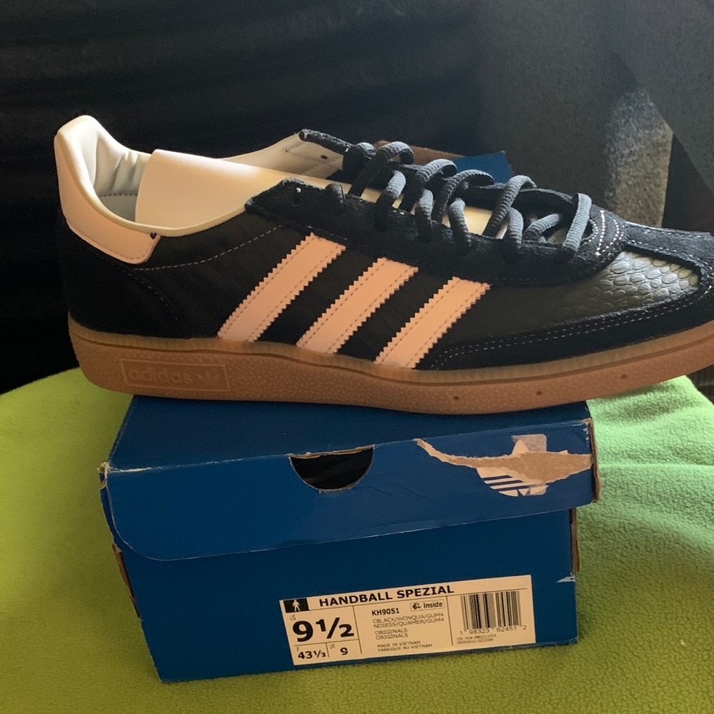 adidas Handball Spezial Men’s Sneakers - navy blue & white